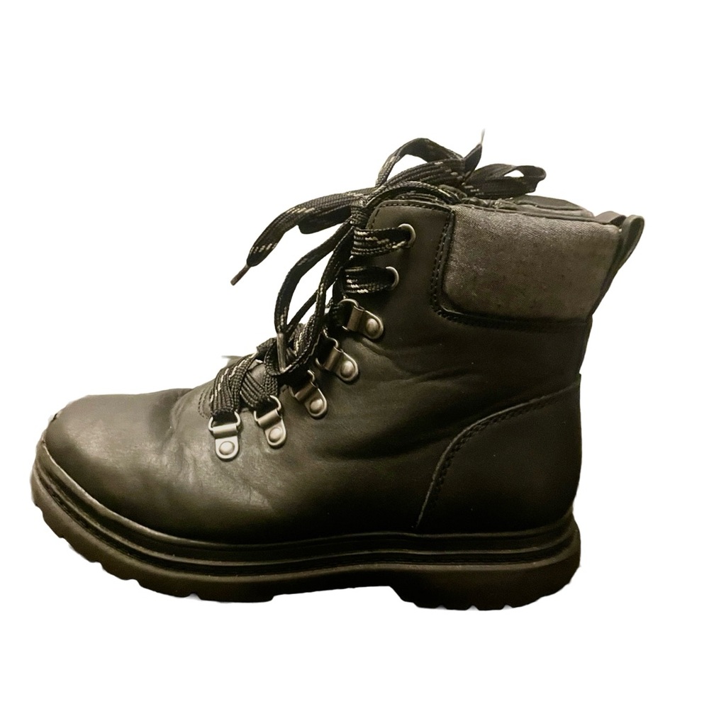 Boys Size 2 Winter/Weatherproof Tie Up Boots